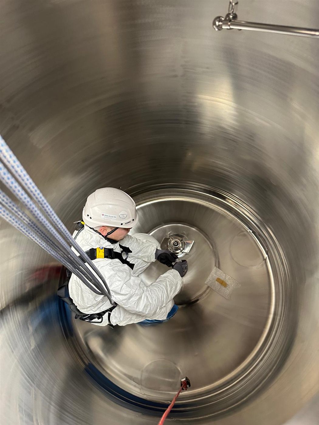 Seilunterstützter Einstieg in einen Tank im Reinraum