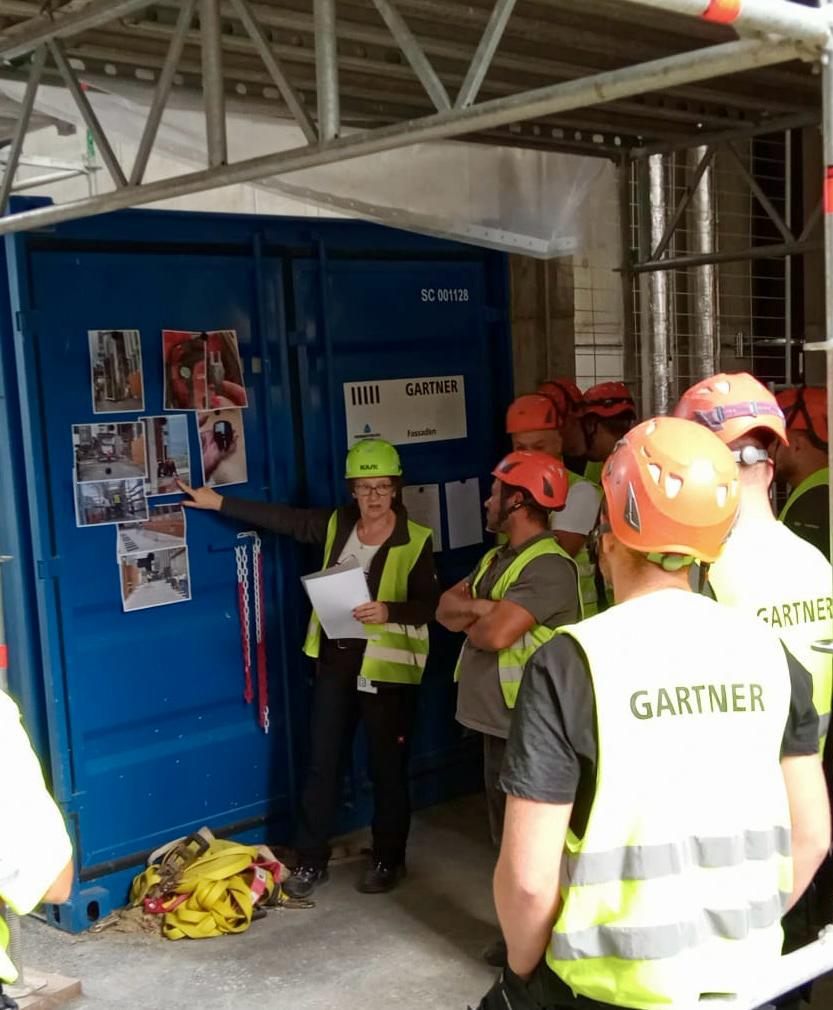 Dipl.-Ing. Daniela Wüthrich beim Briefing auf der Baustelle
