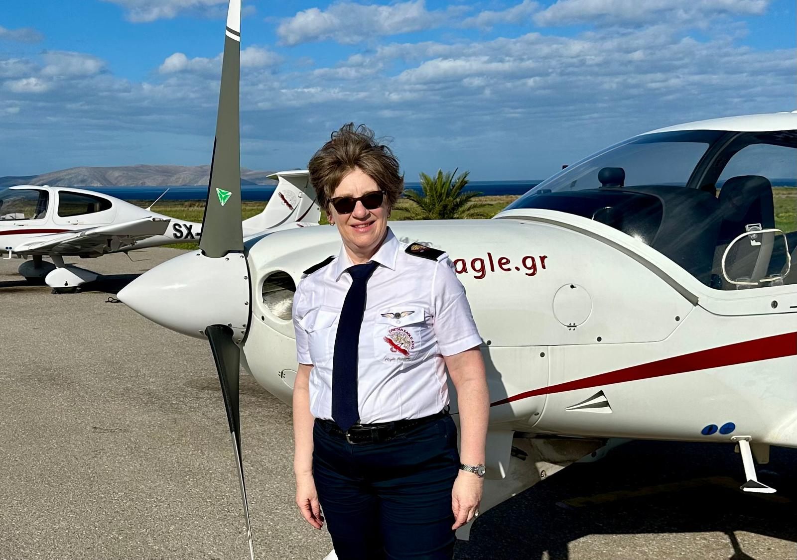 Daniela Wüthrich als Pilotin vor einer Diamond DA42